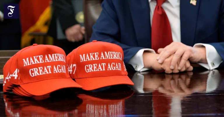 maga-caps-waehrend-einer-rede.webp.webp