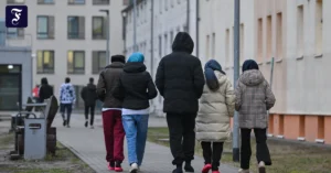 migranten-gehen-im-dezember.webp.webp
