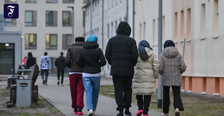 migranten-gehen-im-dezember.webp.webp