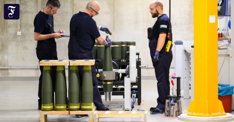 mitarbeiter-fertigen-155-mm.webp.webp