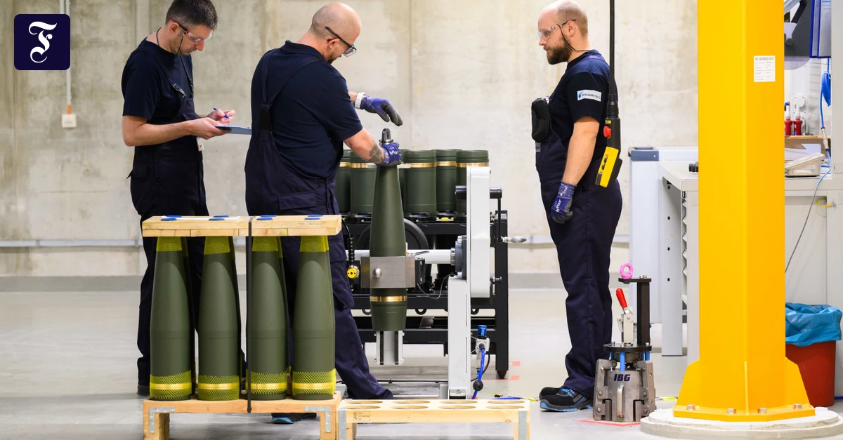 mitarbeiter-fertigen-155-mm.webp.webp