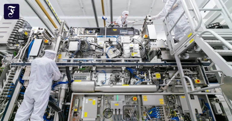 montage-von-maschinen-bei-asml.webp.webp