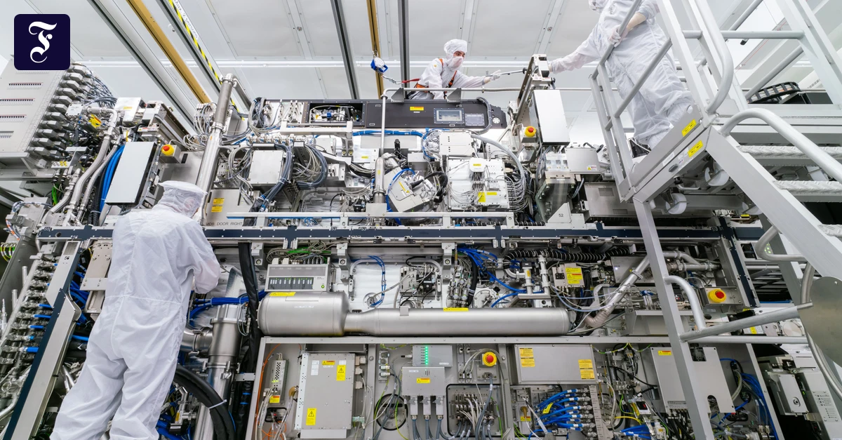 montage-von-maschinen-bei-asml.webp.webp