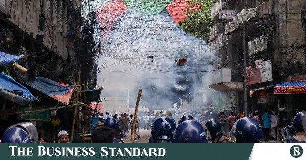 p1_islami-bank-protest-clash_photo_tbs.jpeg