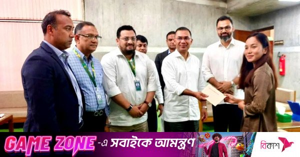 pm_tirique_hands_over_cheque.jpg