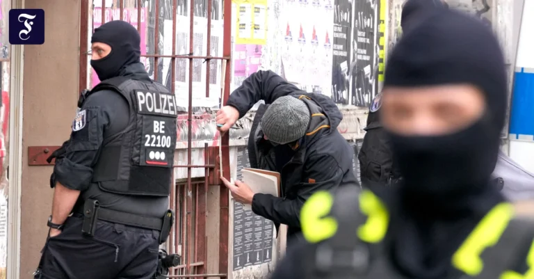 polizisten-stehen-in-der.webp.webp