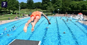 sprung-ins-wasser-in-einem.webp.webp