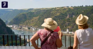 touristinnen-schauen-vom.webp.webp