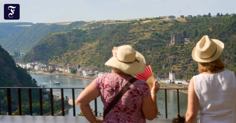 touristinnen-schauen-vom.webp.webp