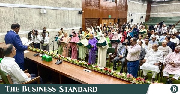 women_parliament_oath.jpg