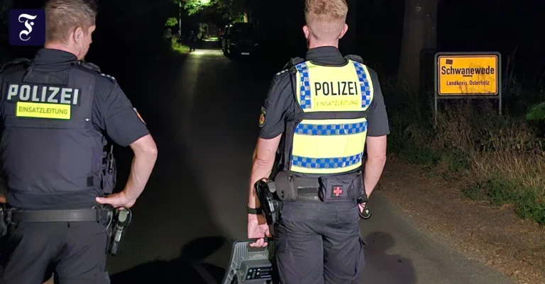 zwei-polizisten-stehen-mit.webp.webp