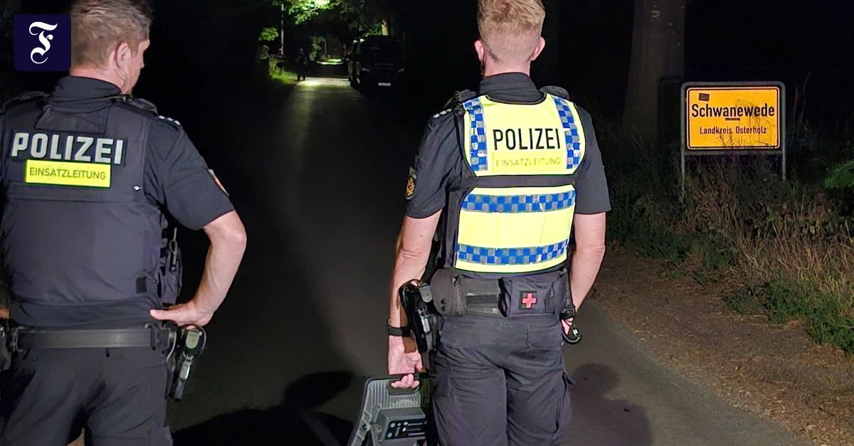 zwei-polizisten-stehen-mit.webp.webp