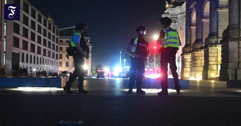 1785017161_einsatzkraefte-der-polizei.webp.webp