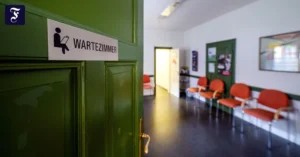bald-voller-ein-schild-an.webp.webp