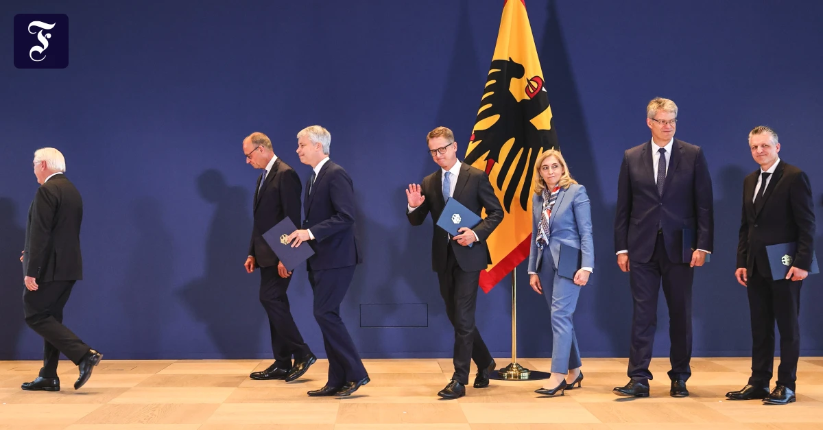 bei-der-urkundenuebergabe.webp.webp