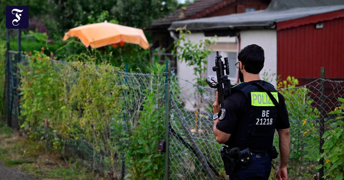 bewaffneter-polizist-am.webp.webp