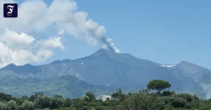 blick-auf-eine-aschewolke-des.webp.webp