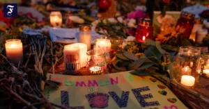 blumen-und-kerzen-zum-gedenken.webp.webp