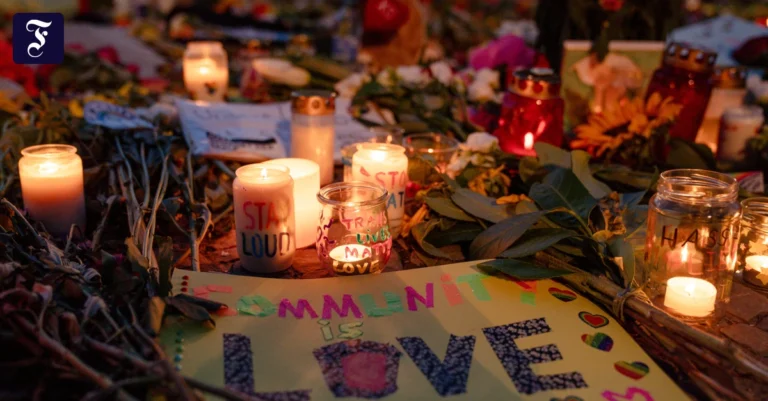 blumen-und-kerzen-zum-gedenken.webp.webp