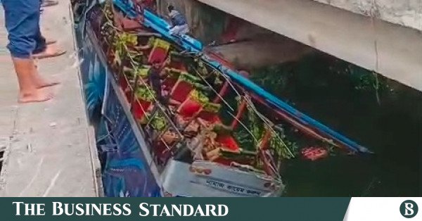bus_falls_into_canal_in_manikganj-converted-from-webp.jpeg