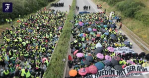 demonstranten-protestieren-auf.webp.webp
