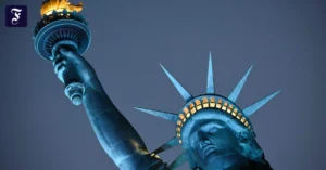 die-freiheitsstatue-ist-zu-den.webp.webp