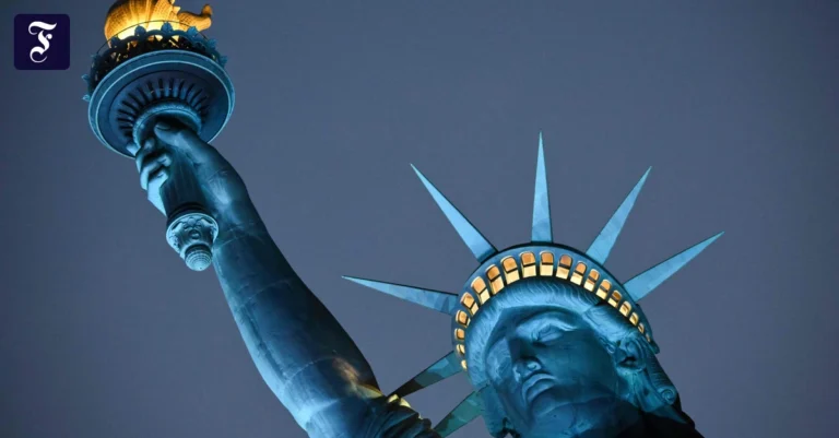 die-freiheitsstatue-ist-zu-den.webp.webp