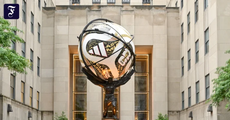 die-skulptur-des-atlas-vor-dem.webp.webp