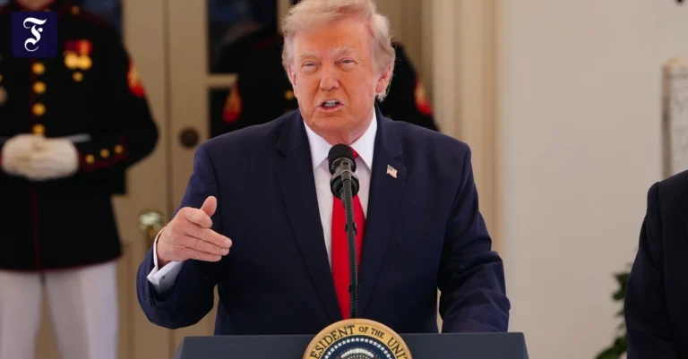 donald-trump-haelt-im-rahmen.webp.webp
