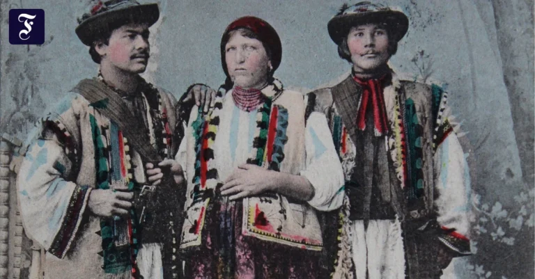 drei-huzulen-in-volkstracht.webp.webp