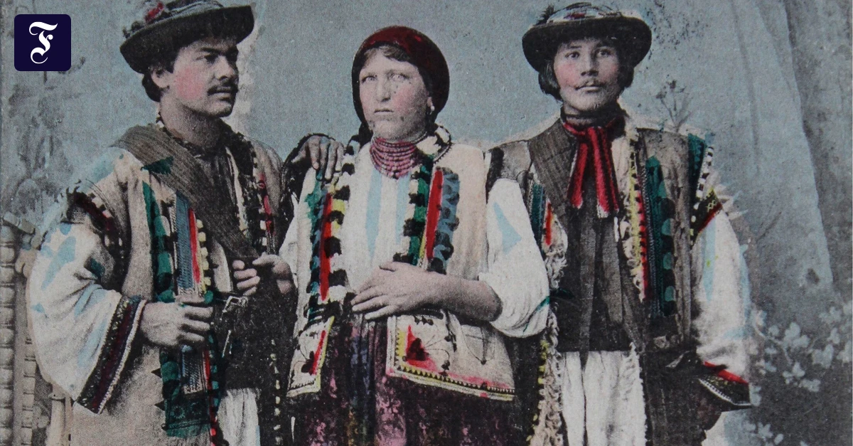 drei-huzulen-in-volkstracht.webp.webp