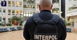 ein-interpol-mitarbeiter-steht.webp.webp