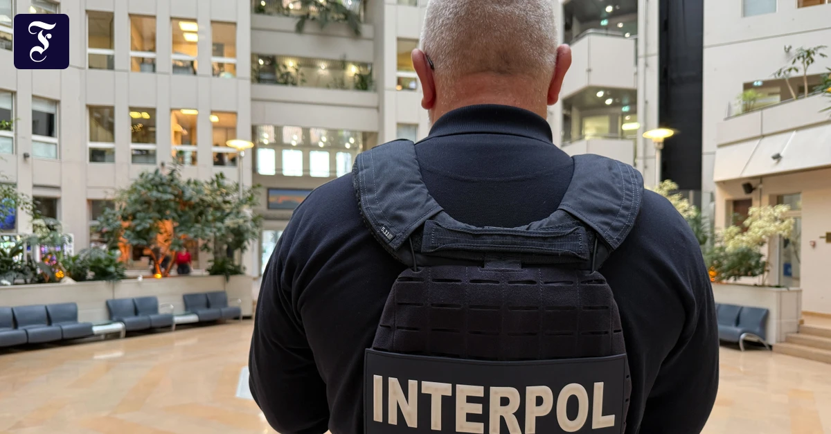 ein-interpol-mitarbeiter-steht.webp.webp