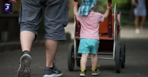 ein-mann-mit-seinem-sohn-im.webp.webp