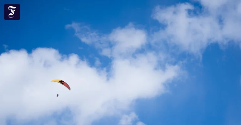 ein-paraglider-gleitet-bei.webp.webp