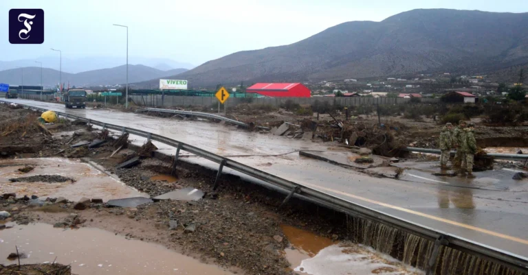 eine-strasse-in-chile-die-nach.webp.webp