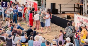 eroeffnungstanz-vor-der-buehne.webp.webp
