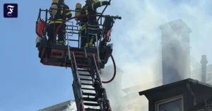 feuerwehrleute-bekaempfen-den.webp.webp