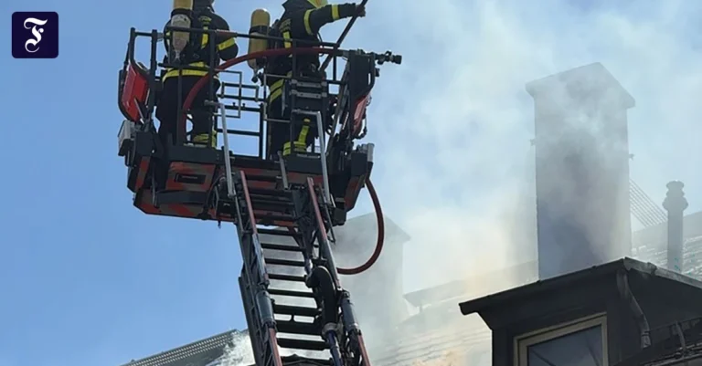 feuerwehrleute-bekaempfen-den.webp.webp
