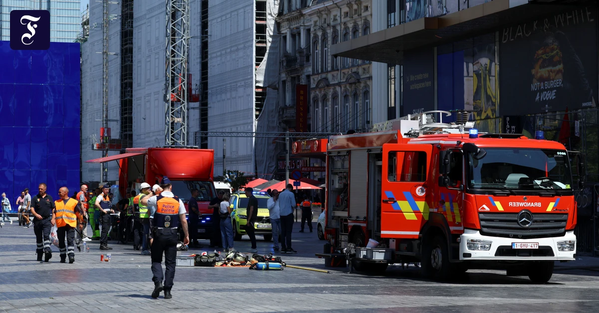 feuerwehrleute-stehen-vor-dem.webp.webp
