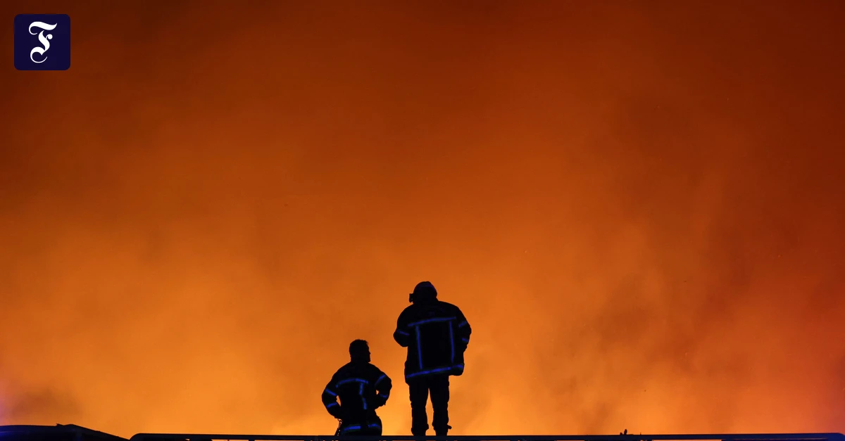 feuerwehrleute-versuchen-das.webp.webp