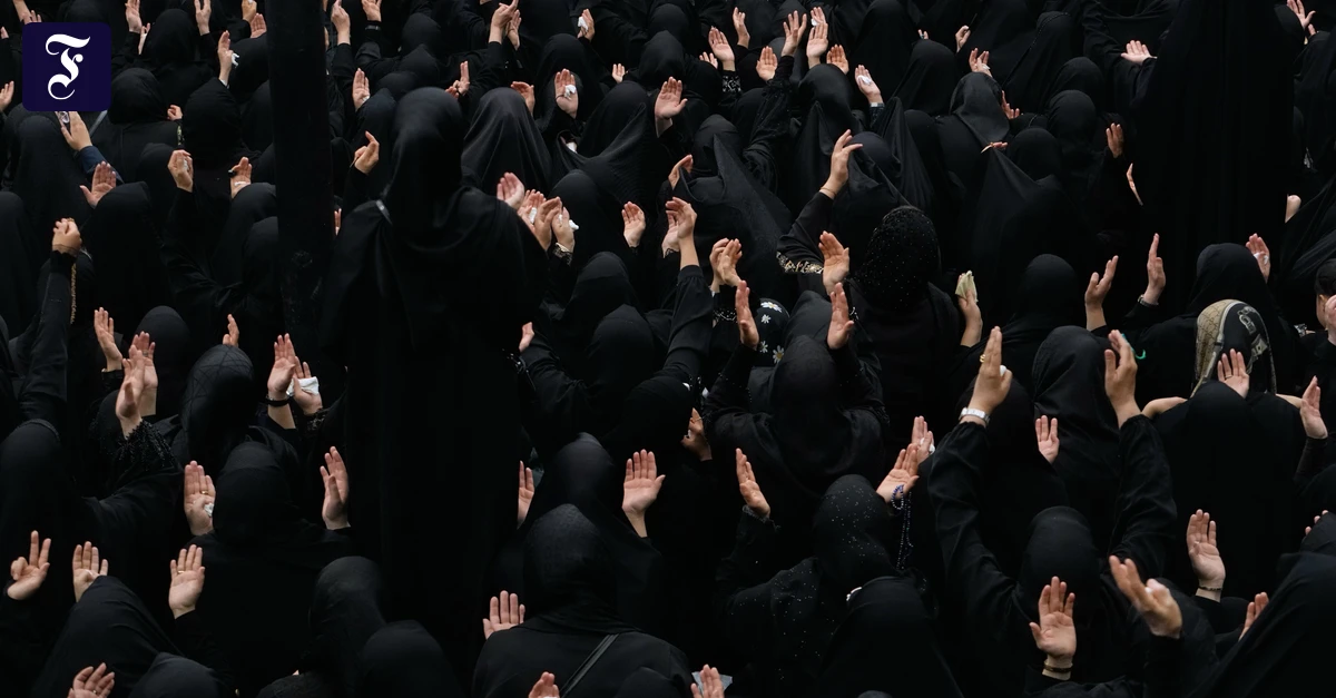 frauen-beim-gebet-am-heiligen.webp.webp