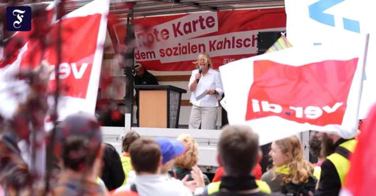 gewerkschaftsdemo-rote-karte.webp.webp