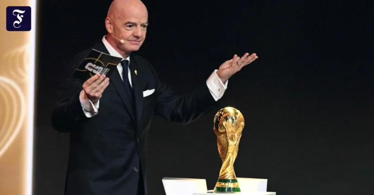 gianni-infantino-hat-mit.webp.webp