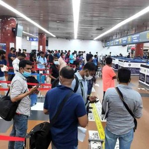 immigration-line-airport-4717a9488bec741775306619e416b9a4.jpg