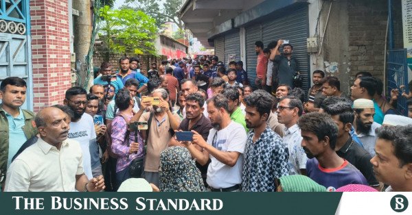 jashore_mp_house_vandalised.jpg