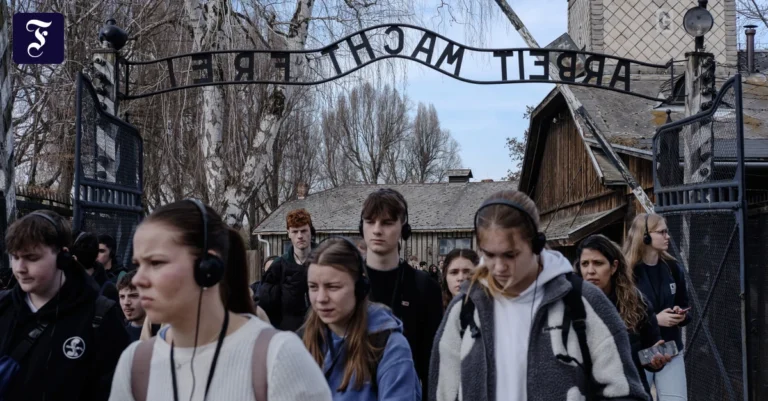 jugendliche-beim-auschwitz.webp.webp