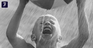 junge-mit-wasserball-unter.webp.webp