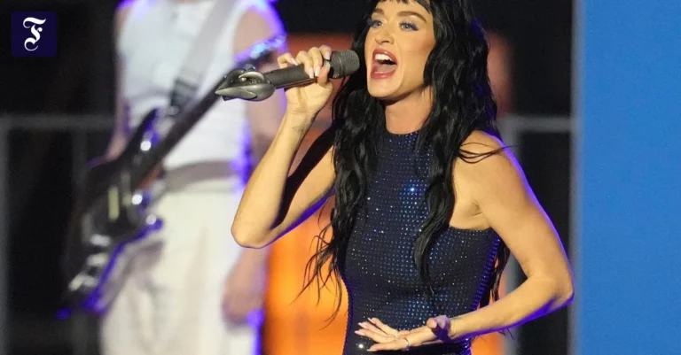katy-perry-singt-bei-einer.webp.webp