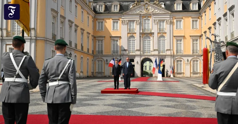 merz-und-macron-im-innenhof.webp.webp